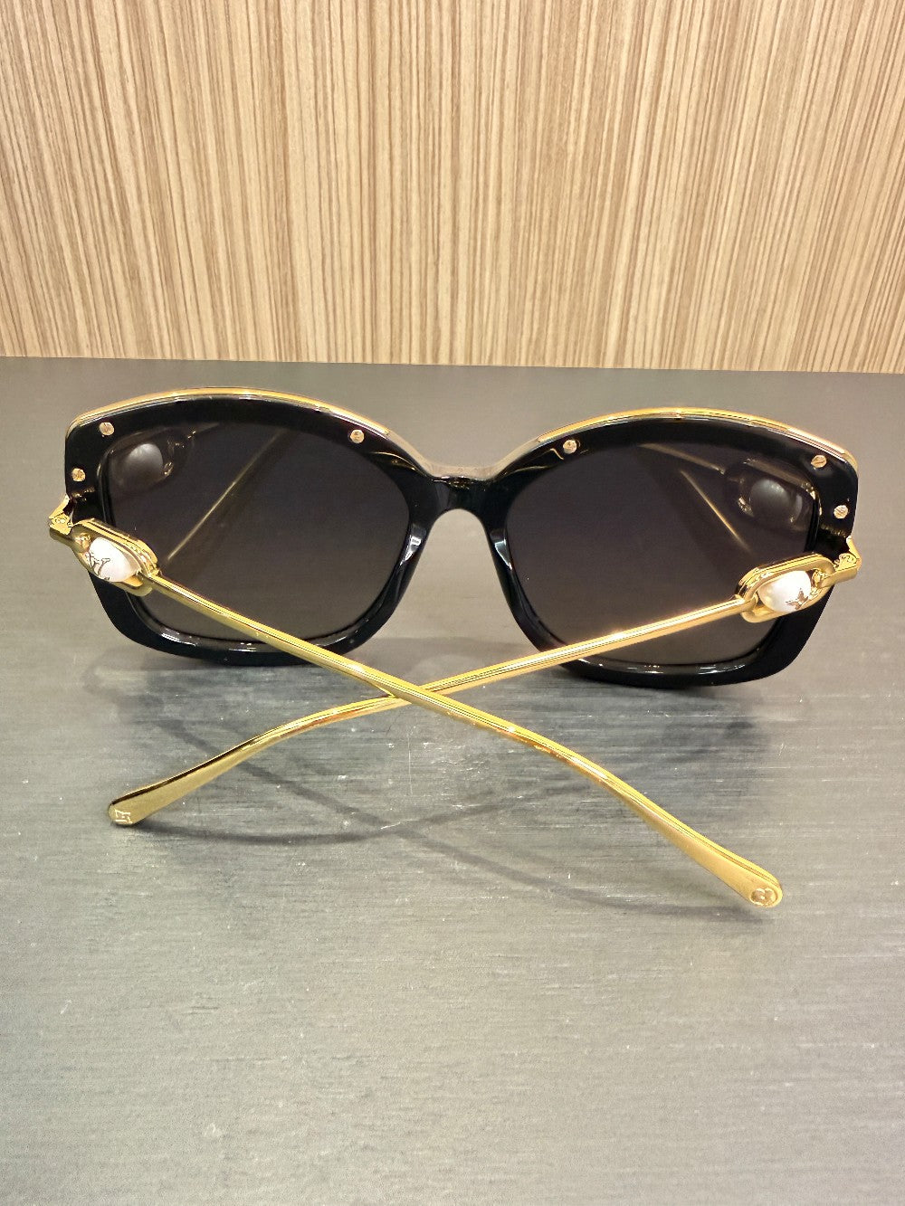 Product Name  Louis Vuitton Z1891U Pearl Accent Cat-Eye Sunglasses Black/Gold 60-19|369