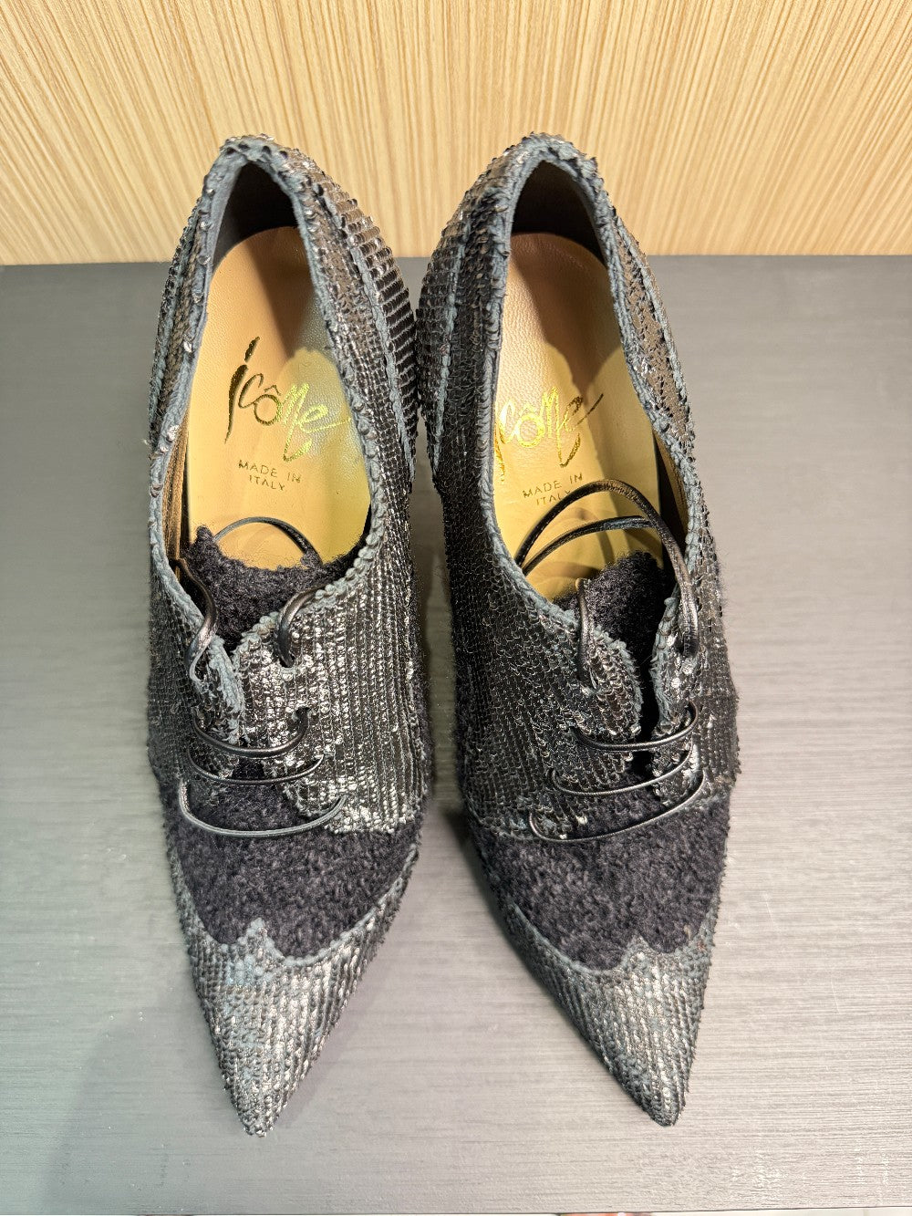 Icon Black Textured Leather & Wool Oxford Pumps. Size 40.|59