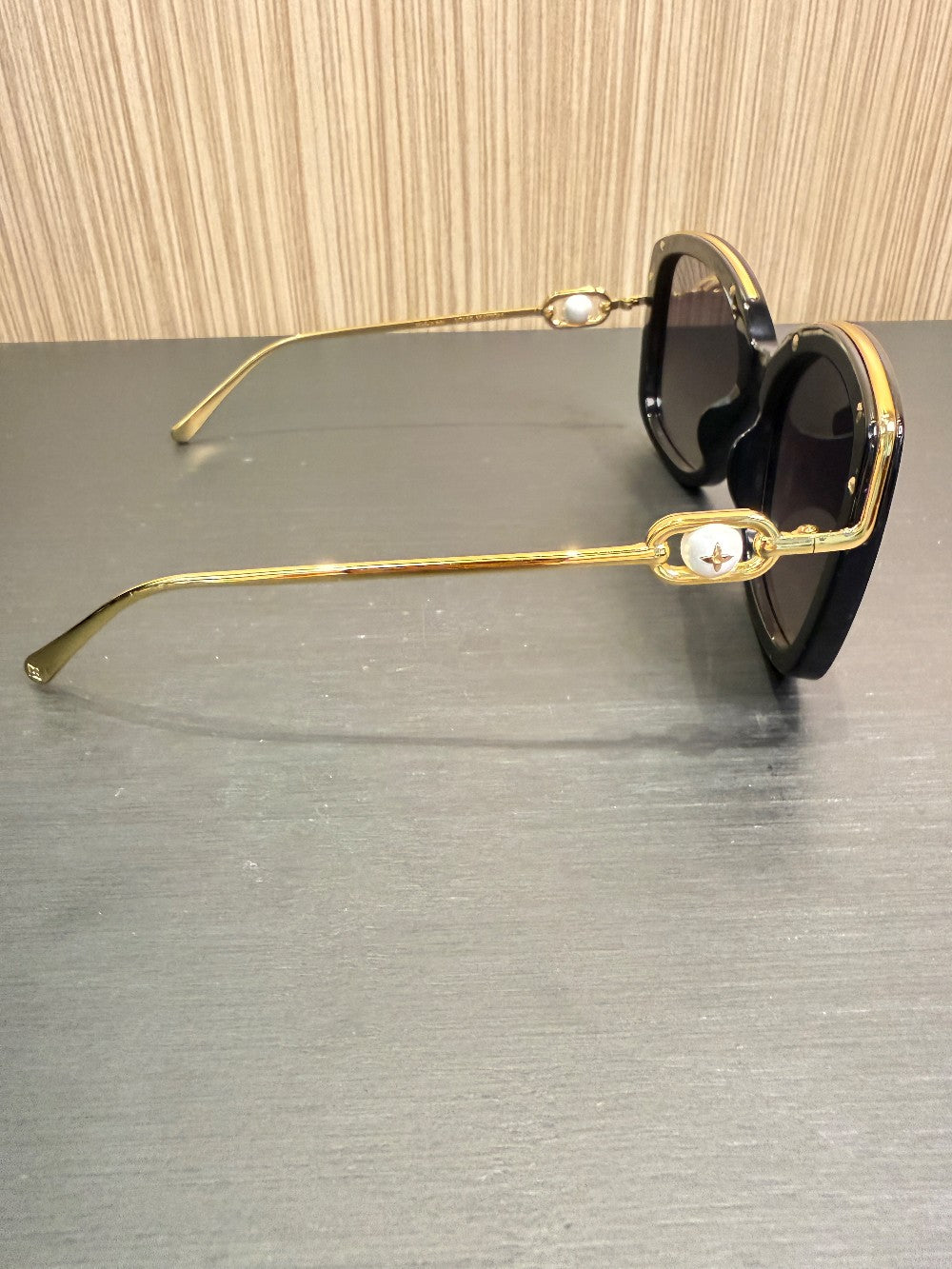 Product Name  Louis Vuitton Z1891U Pearl Accent Cat-Eye Sunglasses Black/Gold 60-19|371