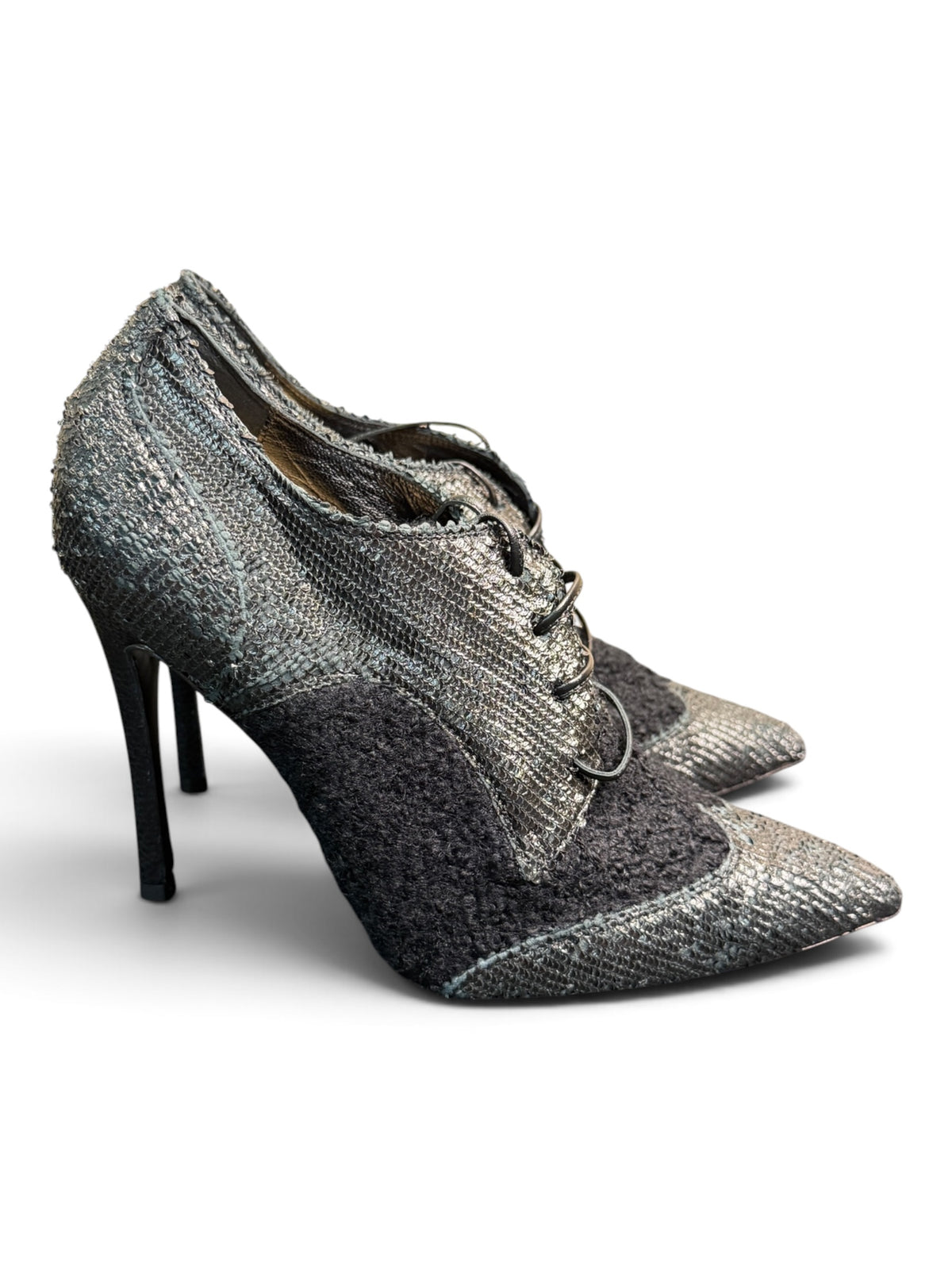 Icon Black Textured Leather & Wool Oxford Pumps. Size 40.