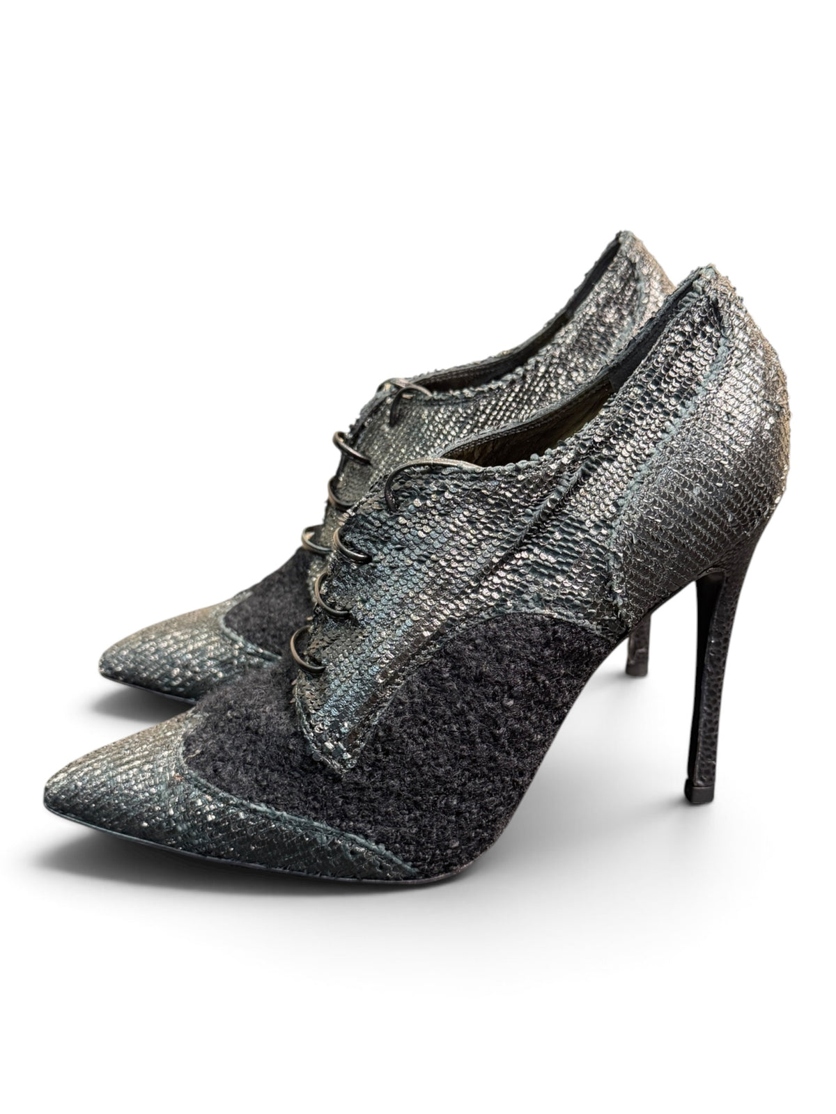 Icon Black Textured Leather & Wool Oxford Pumps. Size 40.