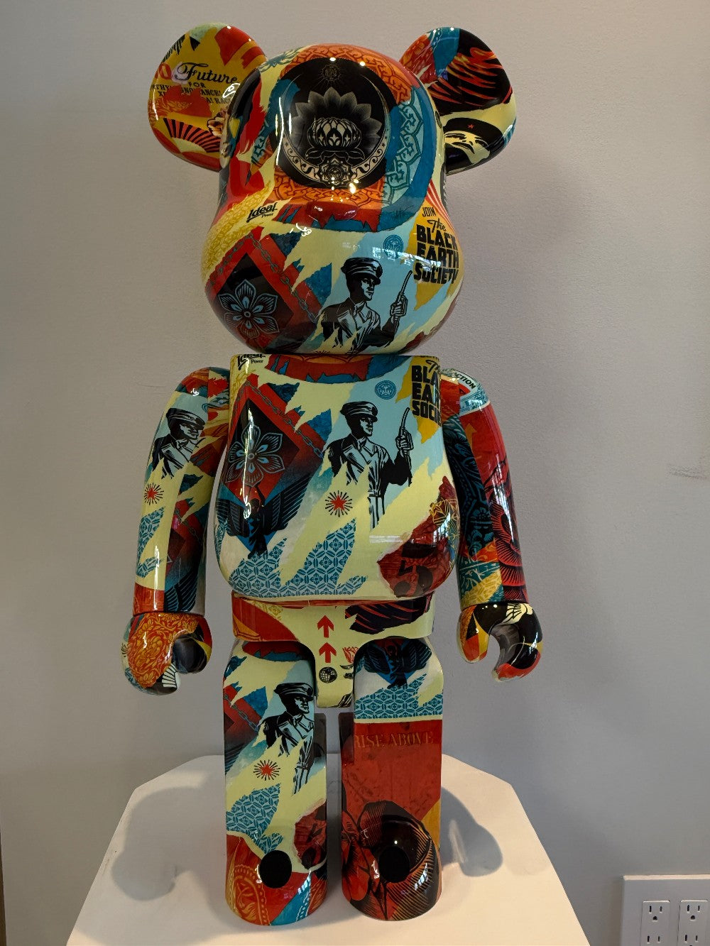 BE@RBRICK Shepard Fairey DCON 2023 Exclusive 1000%|607