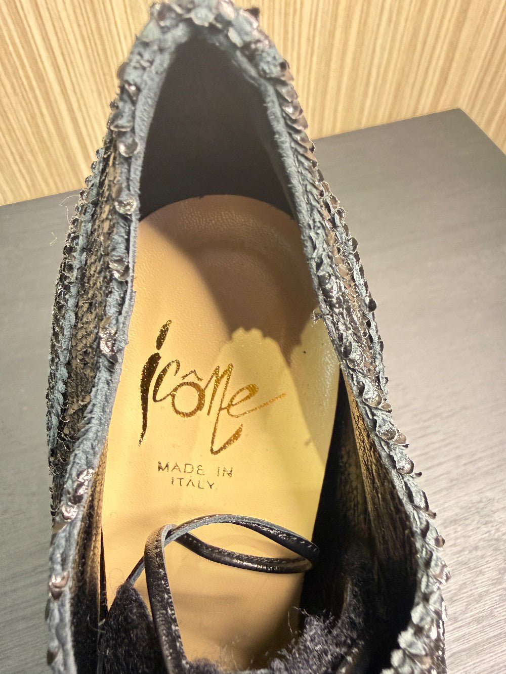 Icon Black Textured Leather & Wool Oxford Pumps. Size 40.|62