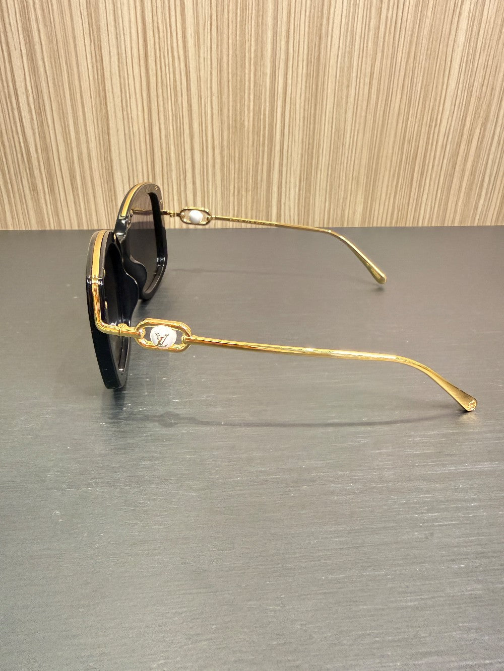 Product Name  Louis Vuitton Z1891U Pearl Accent Cat-Eye Sunglasses Black/Gold 60-19|372