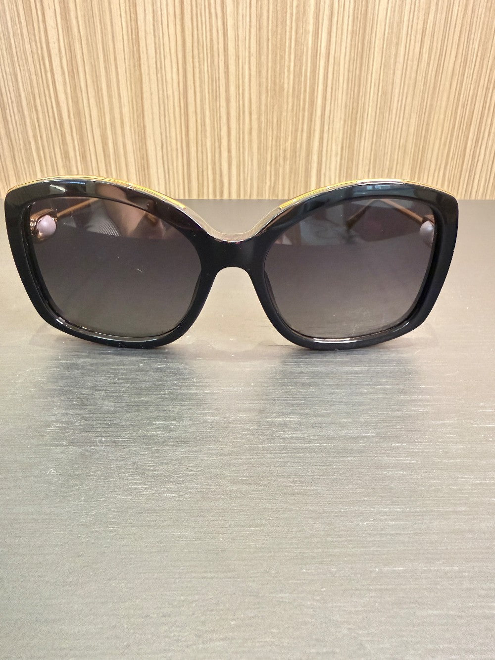 Product Name  Louis Vuitton Z1891U Pearl Accent Cat-Eye Sunglasses Black/Gold 60-19|370